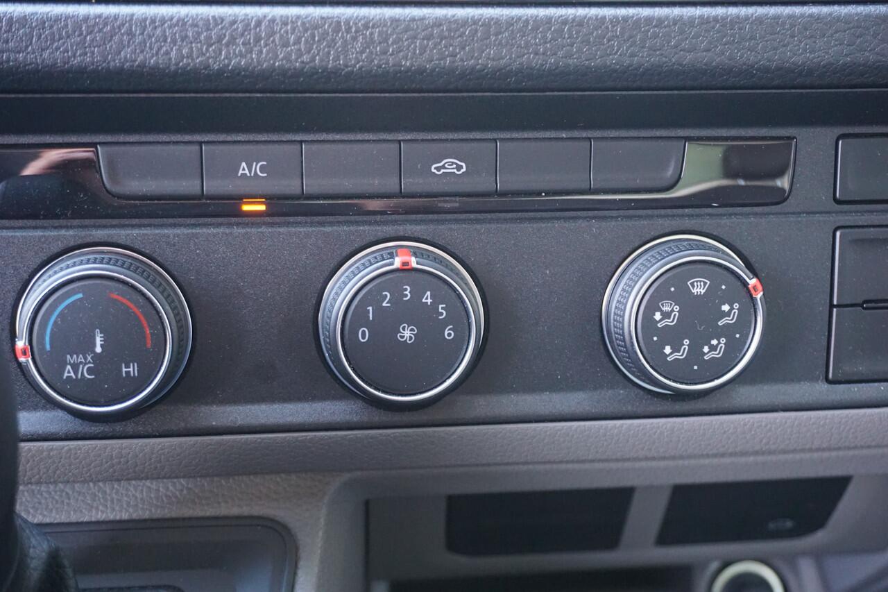 Volkswagen CRAFTER 177PK Bakwagen laadklep 750KG Trekhaak Apple Carplay 830 kg laadvermogen Camera Navi Ergo Comfortstoel