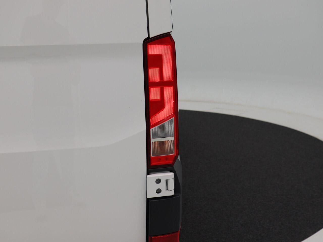 Volkswagen CRAFTER 35 2.0 TDI 176PK L3H3 Highline | V-02-KRD | Automaat | Cruise control | Trekhaak | Voorstoelen verwarmd |