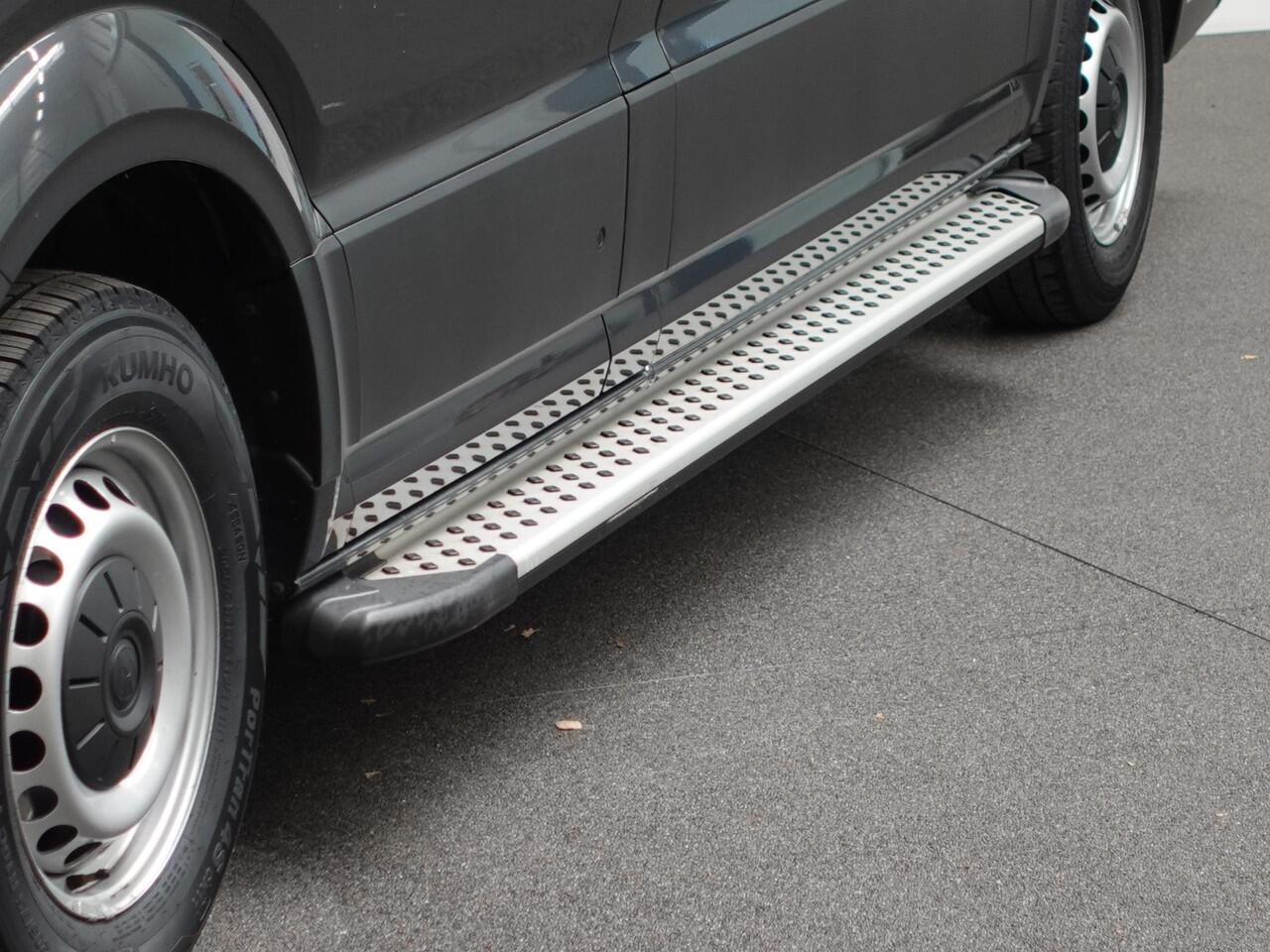 Volkswagen CRAFTER 30 2.0 TDI L3H3 Highline Trekhaak Apple Carplay Navigatie Cruise Control Camera MF Stuurwiel imperiaal + Trap