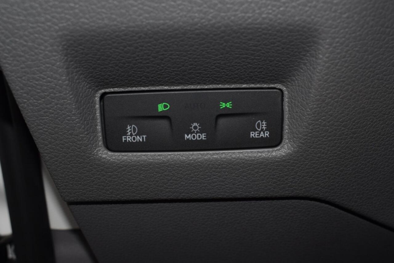 Volkswagen CRAFTER 2.0 TDI L3H3 Highline MY25 AUTOMAAT LED TREKHAAK GEVEERDE STOEL