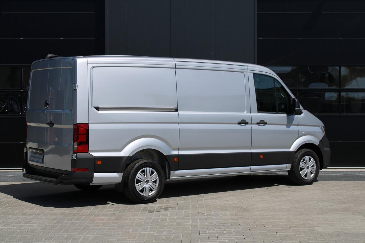 Volkswagen CRAFTER 35 2.0 TDI L3H2 177pk - Facelift - Navigatie - LED - Geveerde stoel - Virtual cockpit - Camera - Verwarmd stuur - Stoelverwarming - Rijklaar