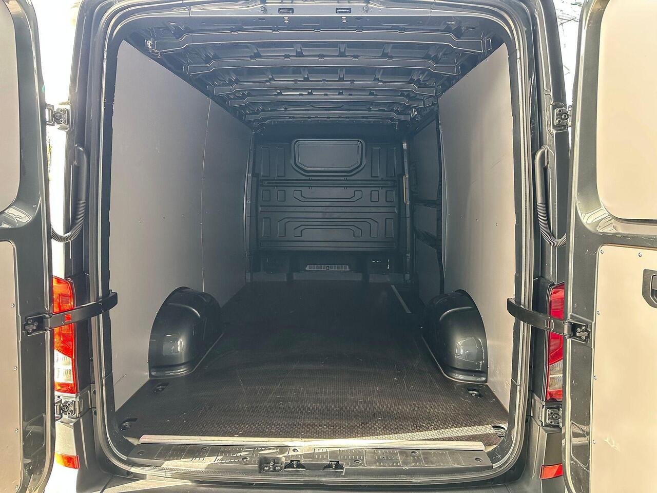 Volkswagen CRAFTER 2.0 TDI 140 PK L3H2 Highline | BPM-vrij | All Seasonbanden | Navigatie (Apple carplay / Android Auto) | Trekhaak | Sidebars | Betimmering | Camera