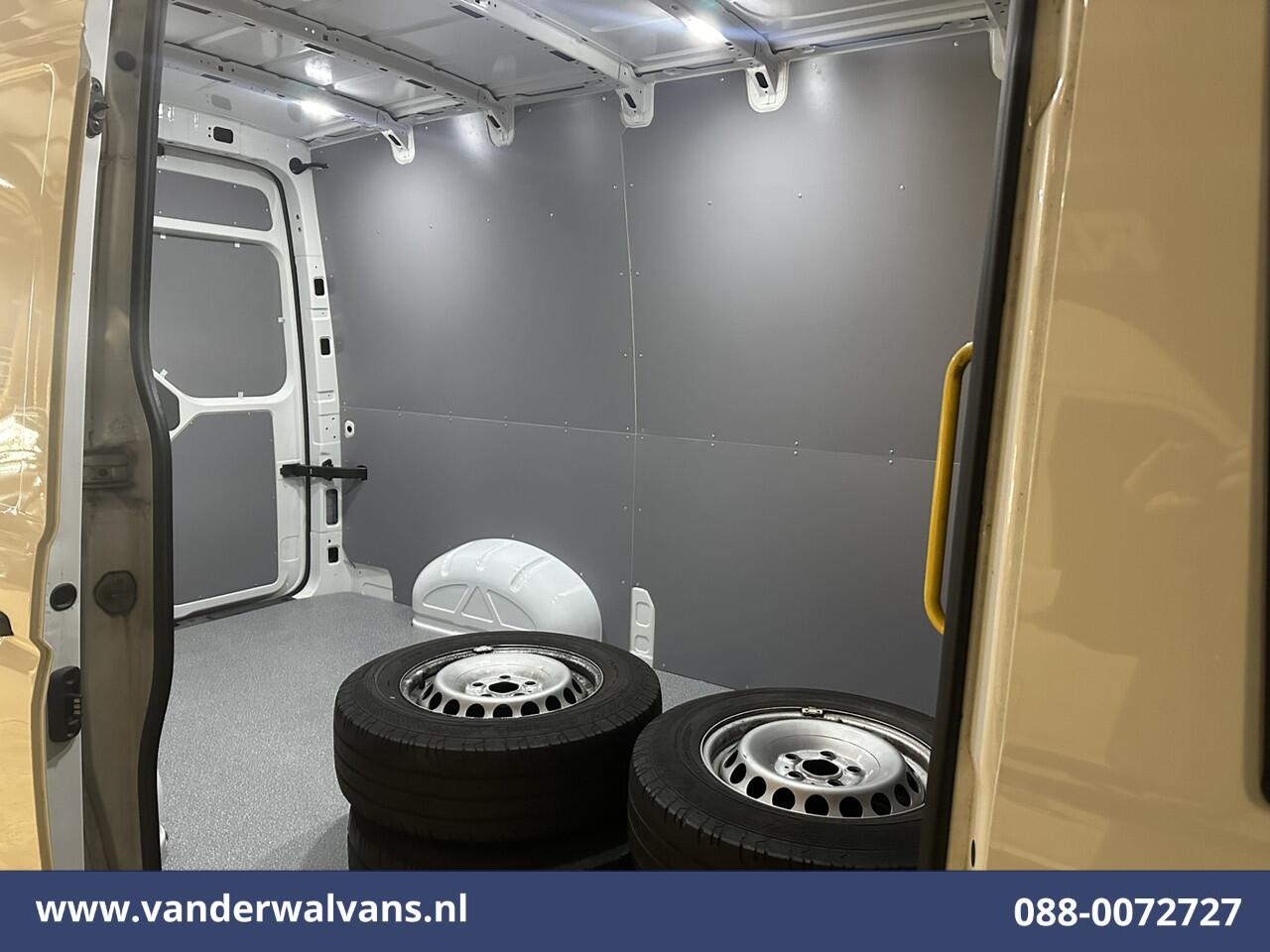 Volkswagen CRAFTER 2.0 TDI 141pk L3H3 (L2H2) Euro6 Airco | Massagestoel | Camera | Apple Carplay | Cruisecontrol Chauffeursstoel, Android Auto, 2800kg trekvermogen