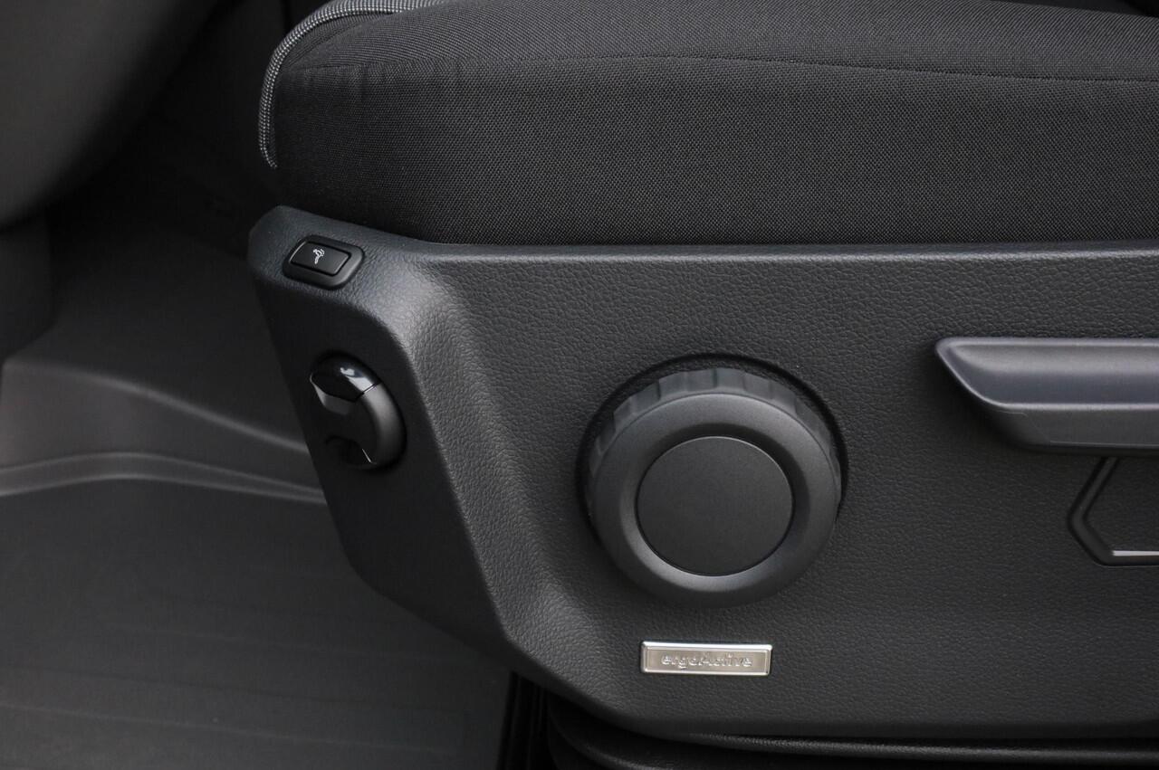 Volkswagen CRAFTER Exclusive L3H3 140PK GVW 3.5T BPM vrij | Achteruitrijcamera | LED koplampen | Navigatie | Stuurwiel verwarmd | Park Assist | Trekhaak | Climatronic | Adaptive Cruise Control | Apple CarPlay / Android auto | DAB | 17 inch lichtmetalen velgen | Grootlichtas