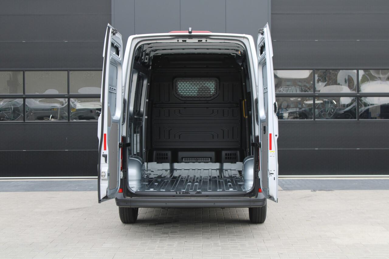 Volkswagen CRAFTER 35 2.0 TDI L3H3 177pk - LED koplampen - Navigatie - Geveerde stoel - Cruise - Camera - DAB - Parkeersensoren - Rijklaar