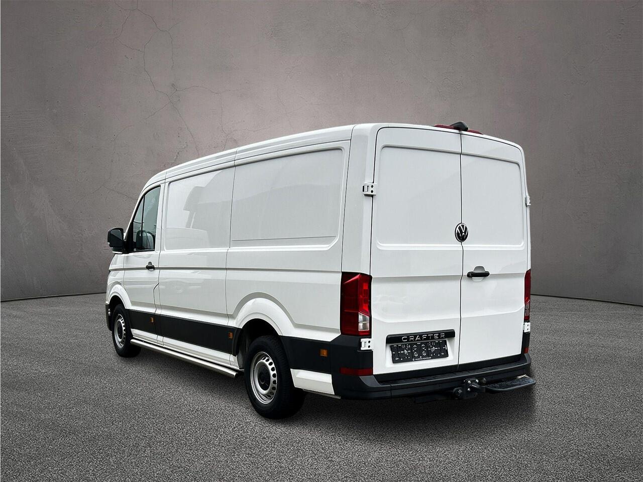 Volkswagen CRAFTER 2.0 TDI 140 PK L3H2 Highline | BPM-vrij | All Seasonbanden | Navigatie (Apple carplay / Android Auto) | Trekhaak | Sidebars | Betimmering | Camera