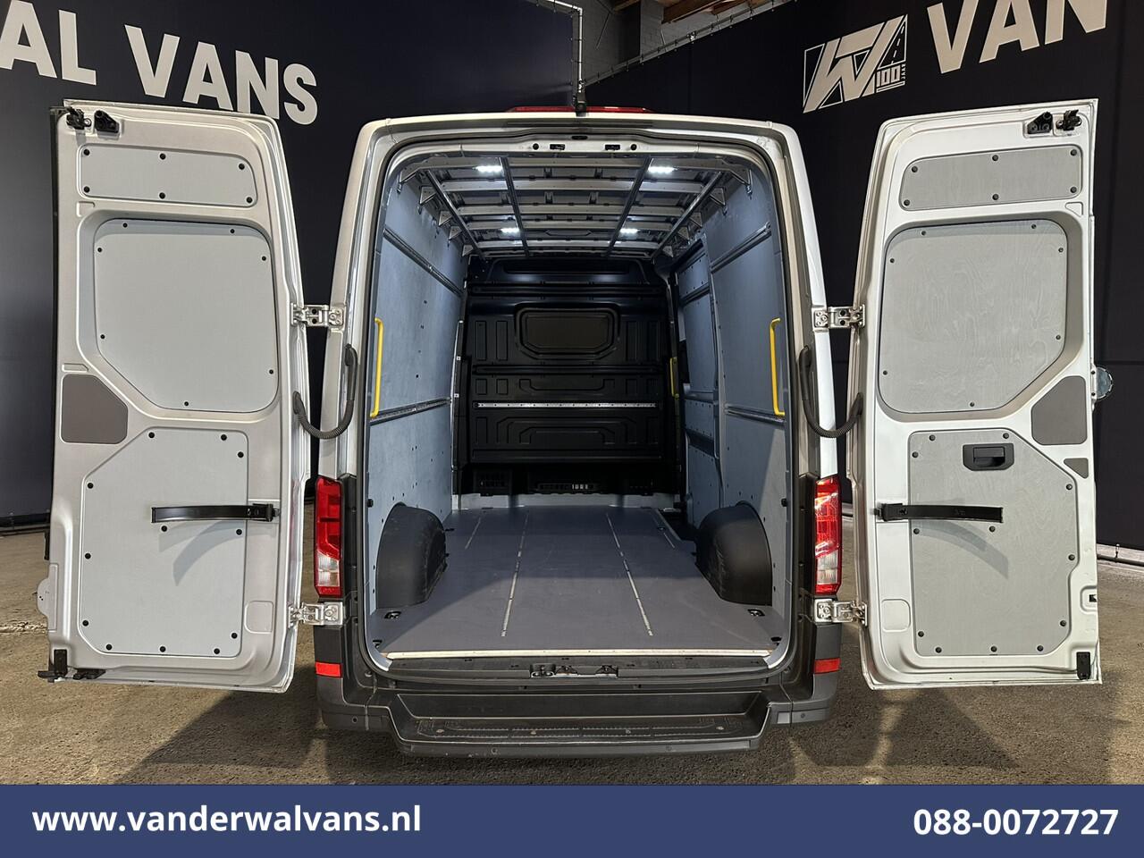 Volkswagen CRAFTER 2.0 TDI 141pk L3H3 L2H2 Euro6 Airco | Camera | Apple Carplay | Android Auto Parkeersensoren, Bijrijdersbank, 3000kg trekvermogen, zilver