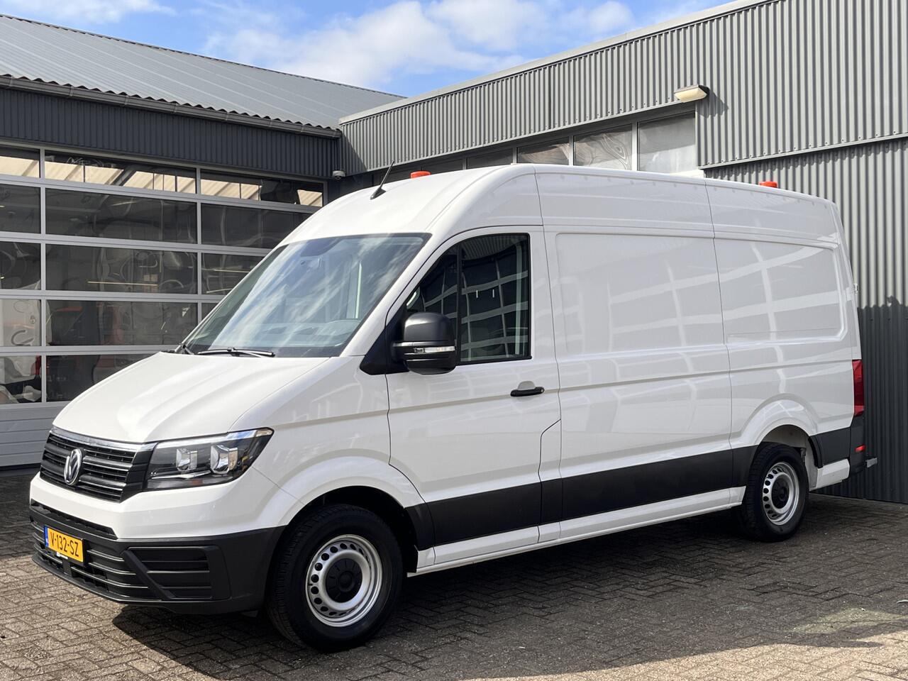 Volkswagen CRAFTER 35 2.0 TDI L3H3 oud L2H2 140pk Airco Cruise control Trekhaak 3000kg Kastinrichting Omvormer Standkachel werkplaats Navigatiesysteem Telefoonverbinding 2-Persoons Camera Euro 6