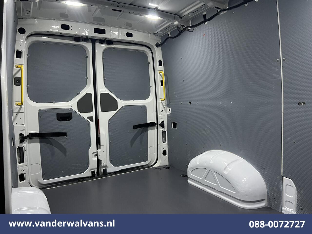 Volkswagen CRAFTER 2.0 TDI 141pk L3H2 L2H1 Euro6 Airco | Camera | Navigatie | 3000kg trekhaak Apple Carplay, Android Auto, Parkeersensoren, Bijrijdersbank