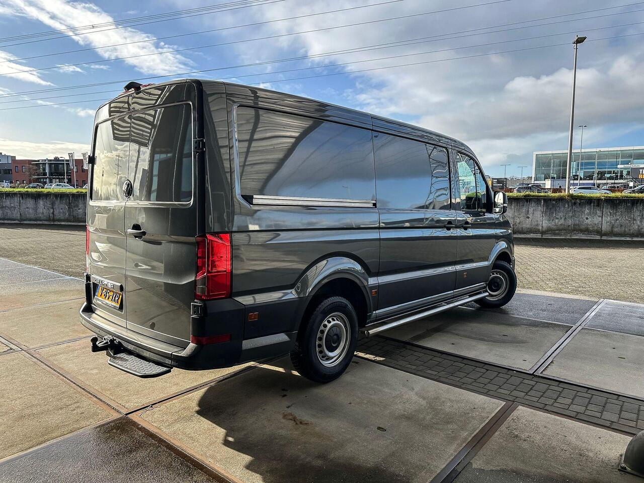 Volkswagen CRAFTER 2.0 TDI 140 PK L3H2 Highline | BPM-vrij | All Seasonbanden | Navigatie (Apple carplay / Android Auto) | Trekhaak | Sidebars | Betimmering | Camera