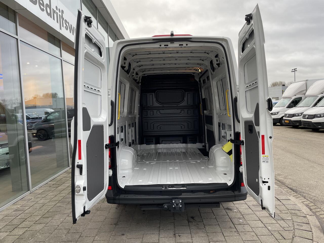 Volkswagen CRAFTER 35 2.0 TDI L3H3 140PK Hand | Trekhaak | Camera | App Connect
