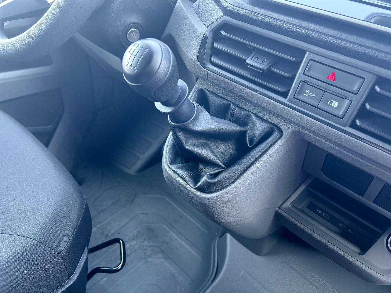 Volkswagen CRAFTER Bedrijfswagens Trendline L3H3 35 (140 pk) 103 kW pk 6 versn. Hand | BPM vrij | Vierseizoensbanden | Trekhaak met vaste kogel (inclusief aanhangwagenstabilisator) | Middelhoog dak (h3) | Achteruitrijcamera (rear view) |