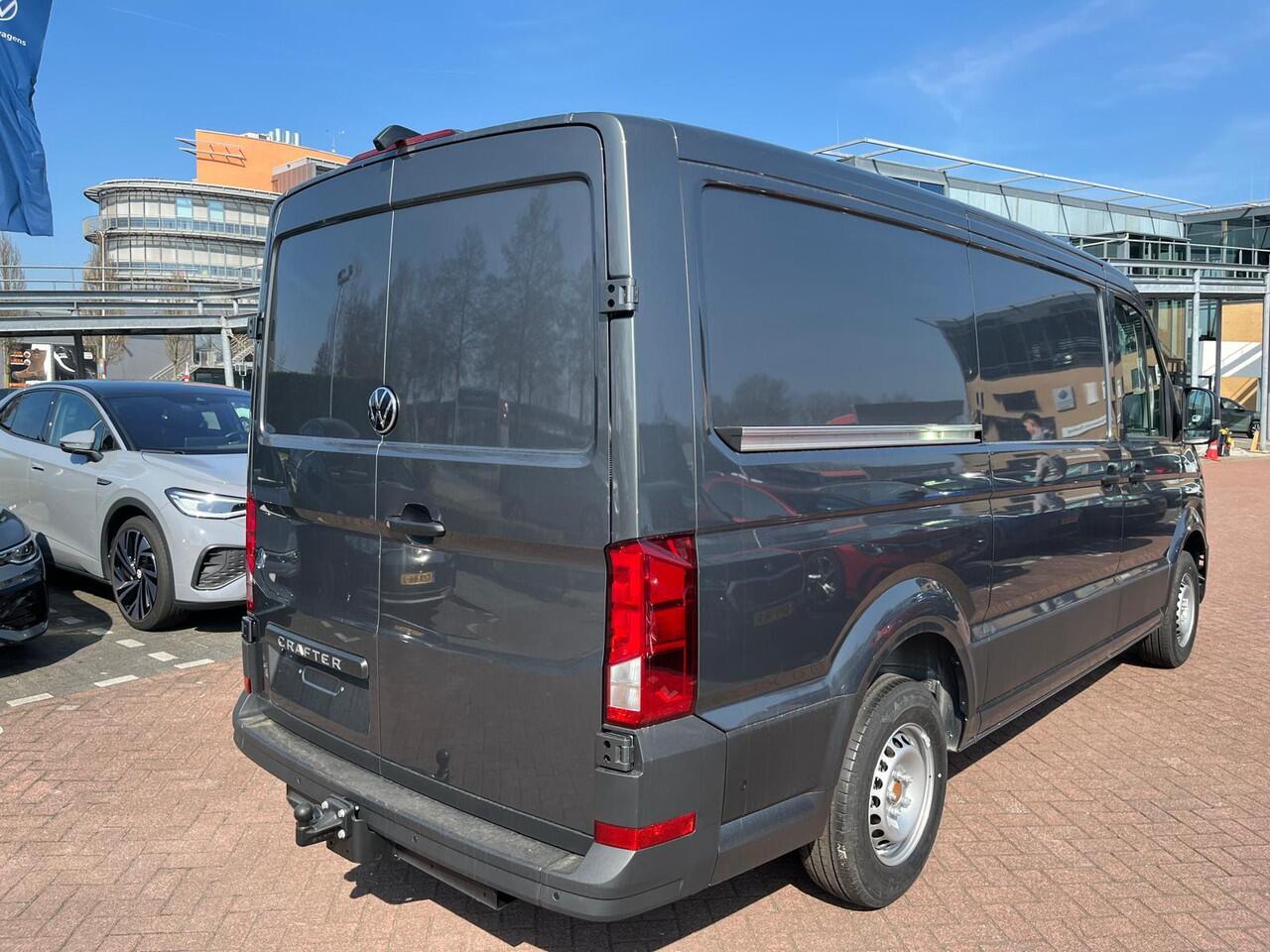 Volkswagen CRAFTER Bedrijfswagens Highline L3H2 2.0 TDI 130 kW 177 pk 8 versn. Auto | BPM vrij | Bijrijdersbank inclusief opbergvak | Inparkeerassistent 'park assist' | Trekhaak met vaste kogel (inclusief aanhangwagenstabilisator) |