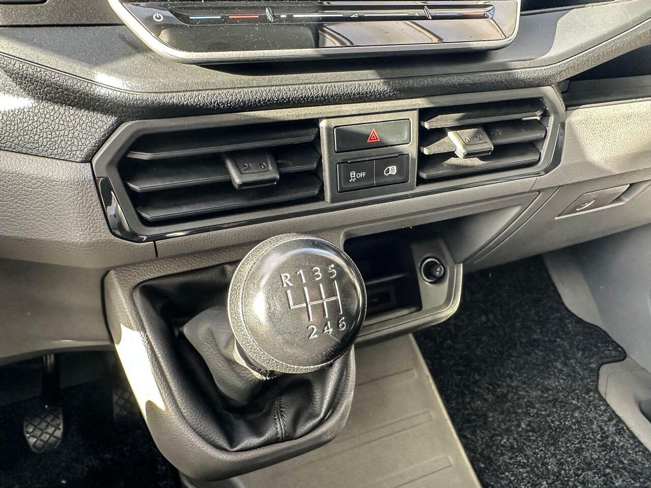 Volkswagen CRAFTER 2.0 TDI 140 PK L3H2 Highline | BPM-vrij | All Seasonbanden | Navigatie (Apple carplay / Android Auto) | Trekhaak | Sidebars | Betimmering | Camera