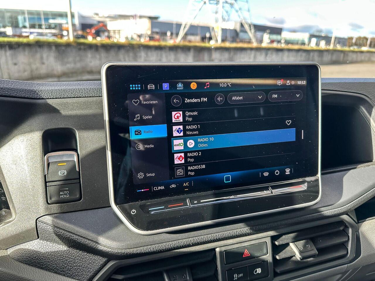 Volkswagen CRAFTER 2.0 TDI 140 PK L3H2 Highline | BPM-vrij | All Seasonbanden | Navigatie (Apple carplay / Android Auto) | Trekhaak | Sidebars | Betimmering | Camera