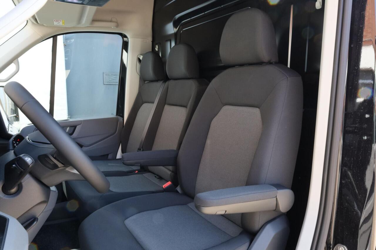 Volkswagen CRAFTER Highline L3H3 140 pk automaat BPM vrij | Trekhaak | Camera | navigatiepakket | vierseizoenbanden