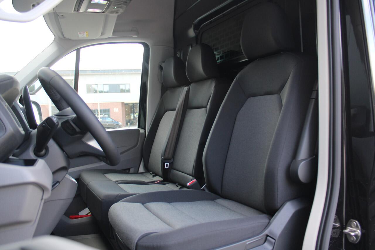 Volkswagen CRAFTER 35 2.0 TDI L3H3 177pk - Facelift - Navigatie - LED - Geveerde stoel - Virtual cockpit - Camera - Trekhaak - Stoelverwarming - Rijklaar