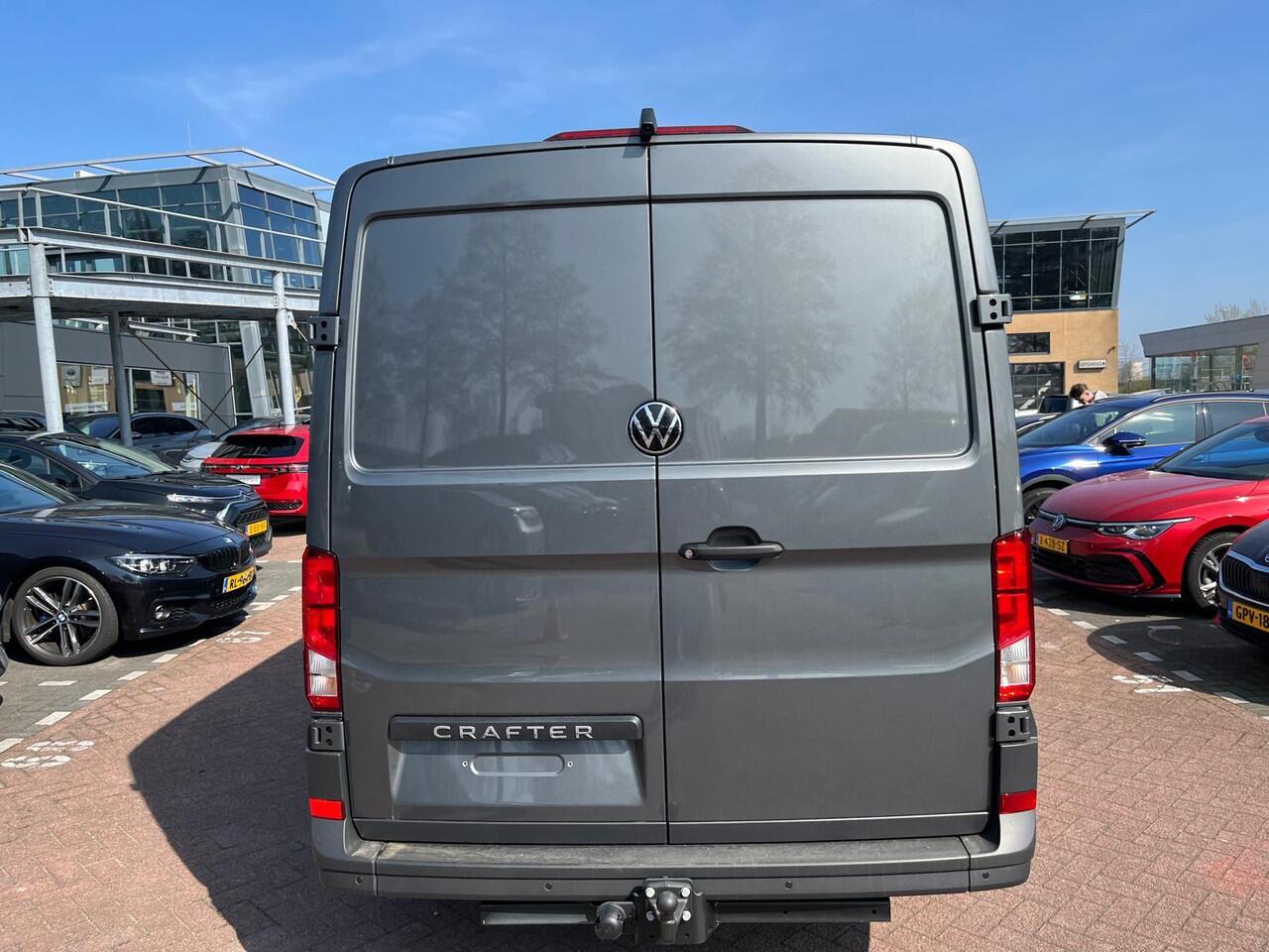 Volkswagen CRAFTER Bedrijfswagens Highline L3H2 2.0 TDI 130 kW 177 pk 8 versn. Auto | BPM vrij | Bijrijdersbank inclusief opbergvak | Inparkeerassistent 'park assist' | Trekhaak met vaste kogel (inclusief aanhangwagenstabilisator) |