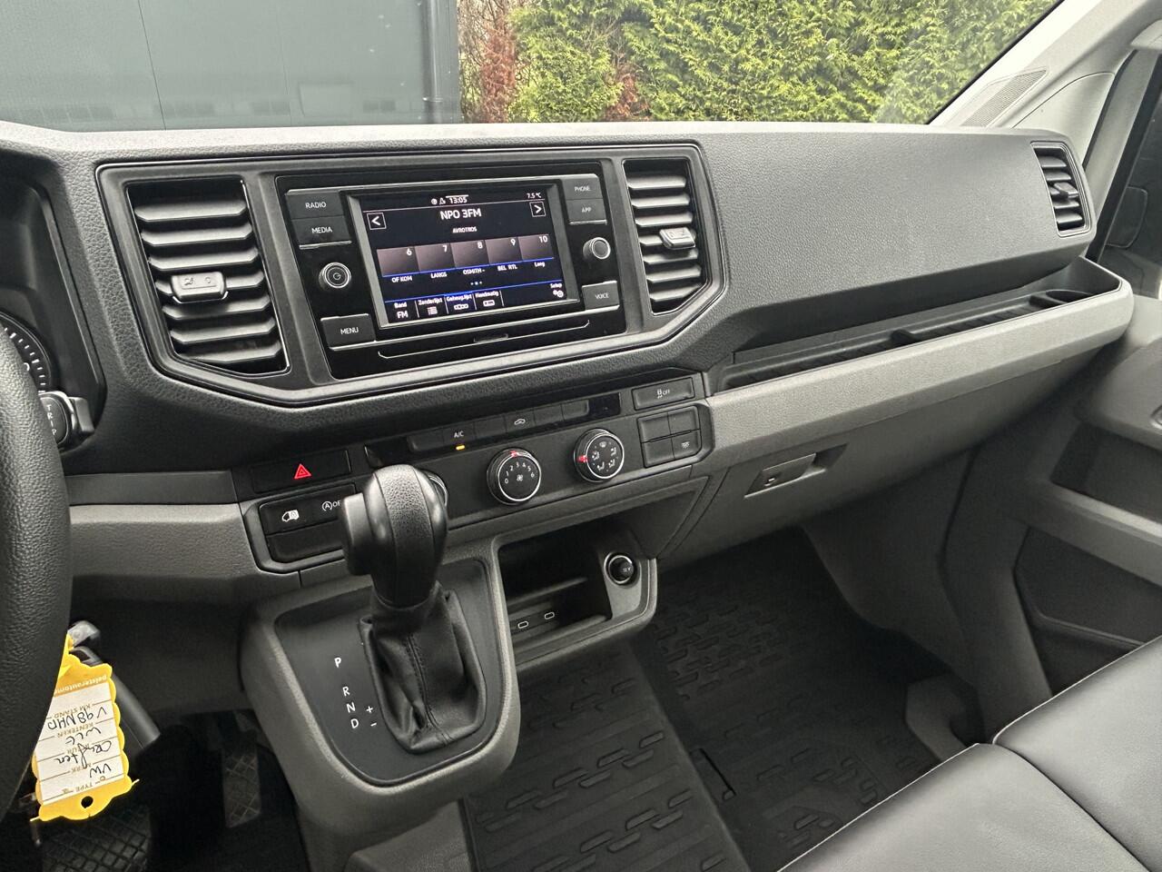 Volkswagen CRAFTER 35 2.0 TDI 141 PK / DSG AUTOMAAT / L3H3 / 3 TONS TREKHAAK / AIRCO / CAMERA / 3-ZITS