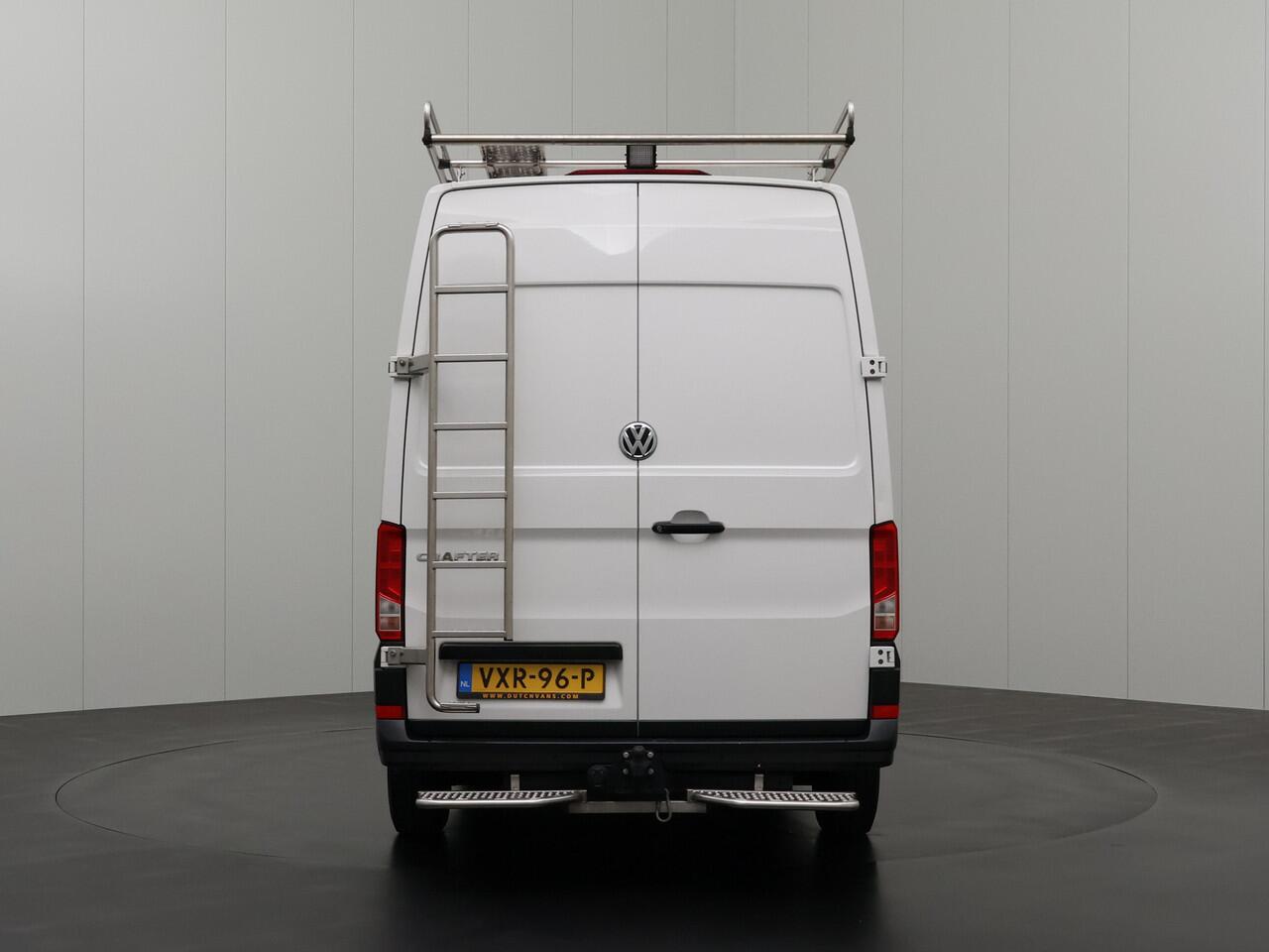 Volkswagen CRAFTER 2.0TDI L3H3 | Imperiaal | Trekhaak | Navigatie | Airco | Cruise | 3-Persoons | Betimmering