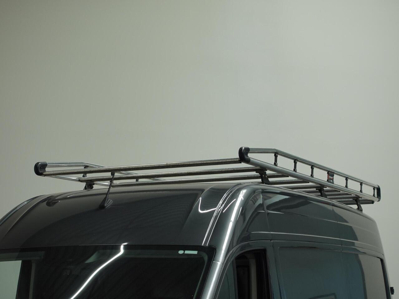 Volkswagen CRAFTER 30 2.0 TDI L3H3 Highline Trekhaak Apple Carplay Navigatie Cruise Control Camera MF Stuurwiel imperiaal + Trap