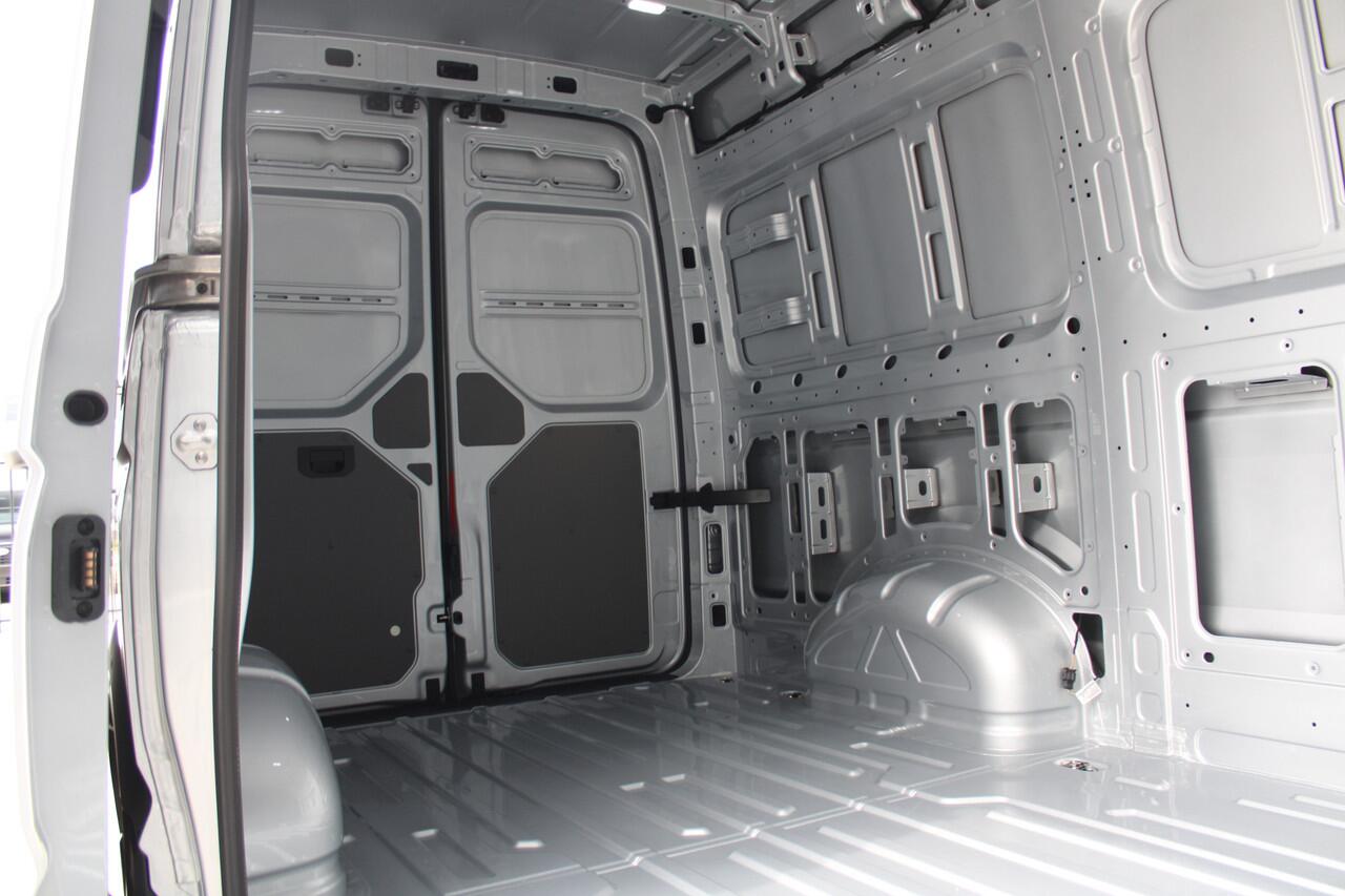 Volkswagen CRAFTER 30 2.0 TDI L3H3 140pk - Navigatie - DAB - Geveerde Stoel - Camera - Carplay - Rijklaar