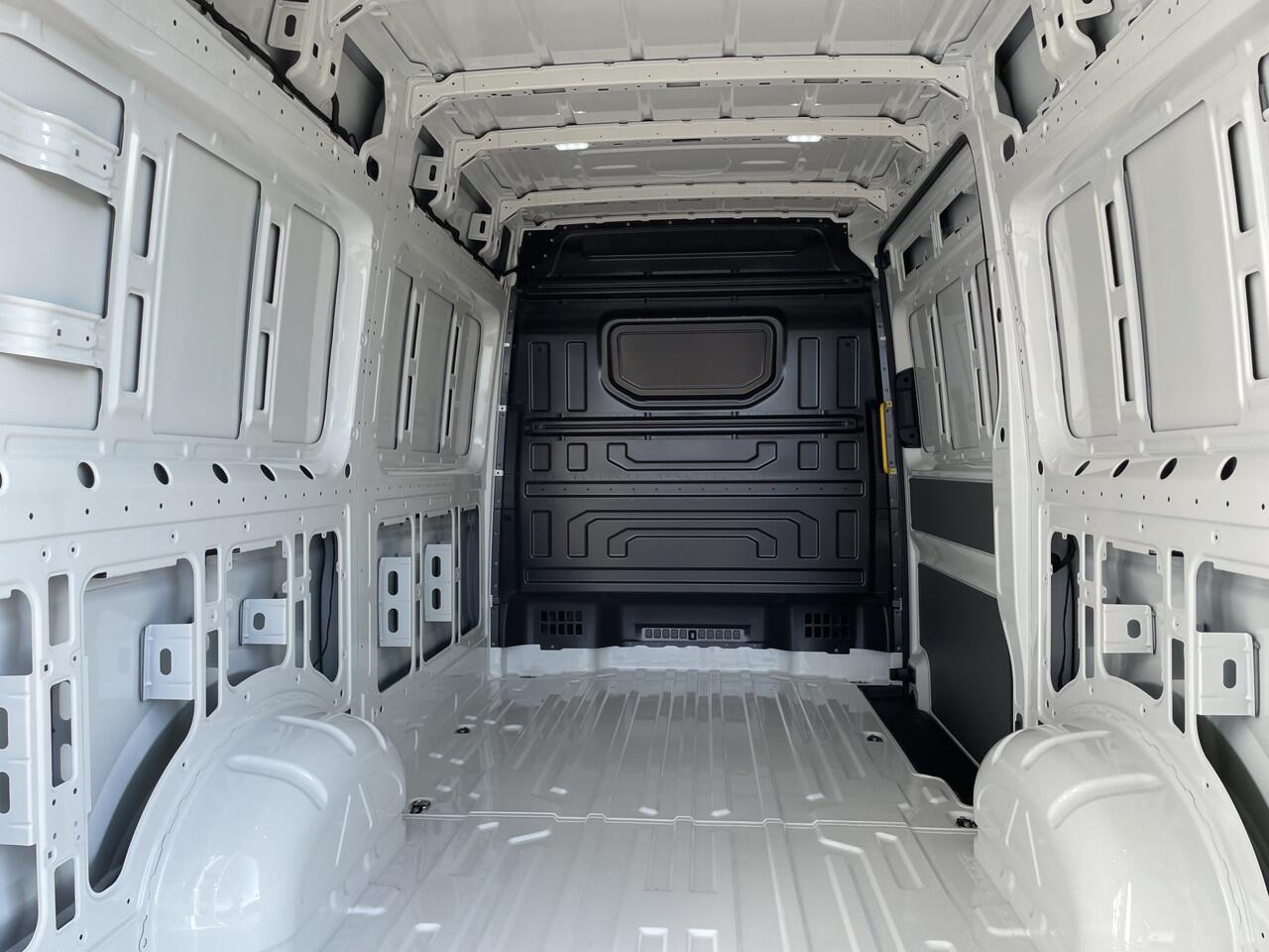 Volkswagen CRAFTER 35 2.0 TDI L3H3 Trendline 140PK hand facelift