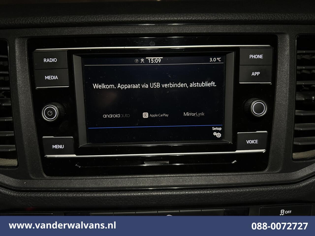 Volkswagen CRAFTER 2.0 TDI 141pk L3H3 L2H2 Euro6 Airco | Camera | Apple Carplay | Cruisecontrol | Chauffeursstoel Parkeersensoren, Bijrijdersbank, 3000kg trekvermogen, Android Auto, zilver