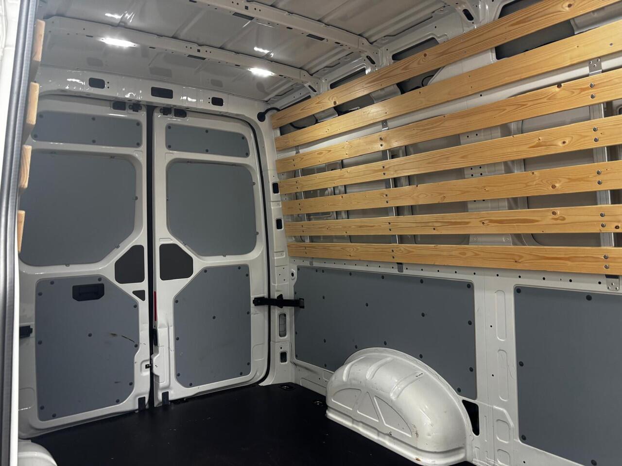 Volkswagen CRAFTER L3H3 2.0 TDI 140pk 3.0T Highline / BPM-vrij