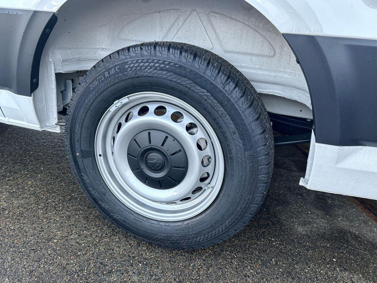 Volkswagen CRAFTER Bedrijfswagens Trendline L3H3 35 (140 pk) 103 kW pk 6 versn. Hand | BPM vrij | Vierseizoensbanden | Trekhaak met vaste kogel (inclusief aanhangwagenstabilisator) | Middelhoog dak (h3) | Achteruitrijcamera (rear view) |