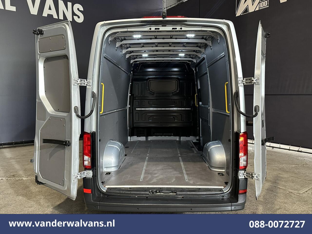 Volkswagen CRAFTER 2.0 TDI 141pk L3H3 L2H2 Euro6 Airco | Camera | Navigatie | Android Auto | Stoelverwarming Parkeersensoren, Bijrijdersbank, 3000kg trekvermogen, zilver