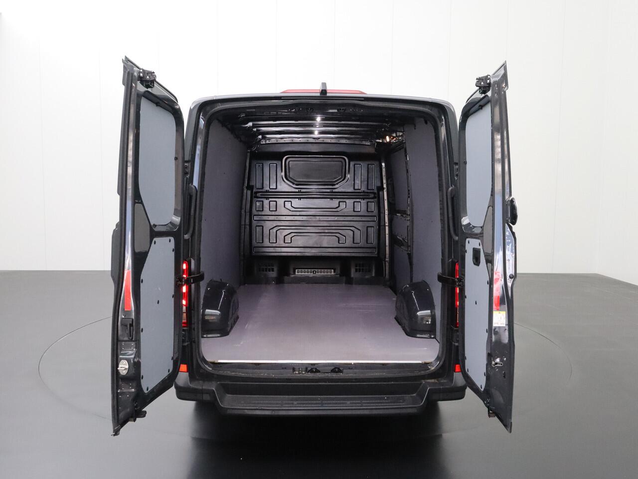 Volkswagen CRAFTER 2.0TDI 140PK L3H2 Highline | 3-Persoons | Navigatie | Camera | Airco | Cruise | Betimmering