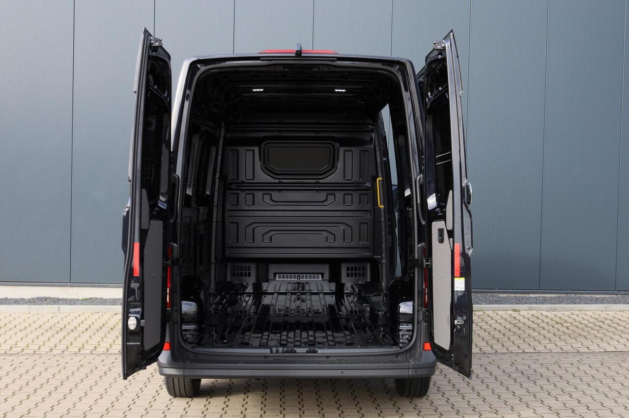 Volkswagen CRAFTER Trendline 140pk automaat L3H3 GVW 3.5T BPM vrij | Achteruitrijcamera | Climatic | DAB | Bijrijdersbank