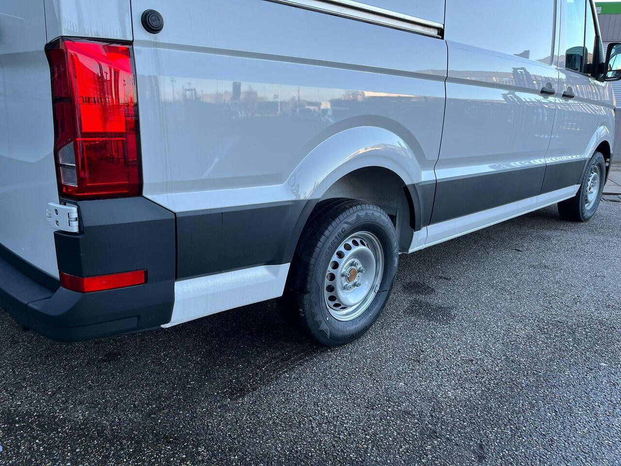 Volkswagen CRAFTER Bedrijfswagens L3H3 Trendline 103kW 140pk 3T GVW 6 versn.hand VW Bedrijfswagens Crafter Highline 35 2.0 TDI L3H3 140 pk 103 kW pk 6 versn | BPM vrij | Volwaardig reservewiel (inclusief boordgereedschap en krik) | Trekhaak met vaste kogel (inclusief aanhan