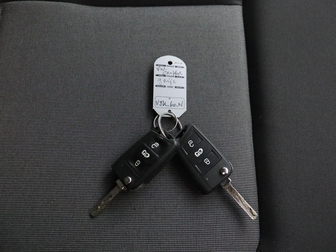 Volkswagen CRAFTER 2.0TDI 140PK L3H2 Highline | 3-Persoons | Navigatie | Camera | Airco | Cruise | Betimmering