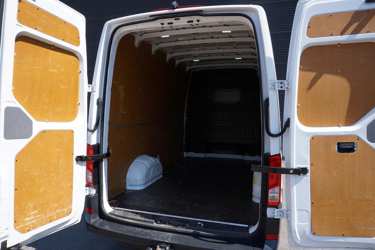 Volkswagen CRAFTER 140PK L3H3/L2H2 Highline Apple Carplay Camera Trekhaak Parkeersensoren Sidebars Voorruitverwarming