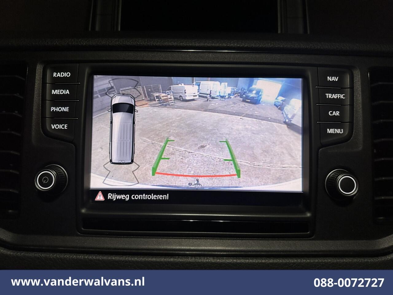 Volkswagen CRAFTER 2.0 TDI 141pk L3H2 L2H1 Euro6 Airco | Camera | Navigatie | 3000kg trekhaak Apple Carplay, Android Auto, Parkeersensoren, Bijrijdersbank