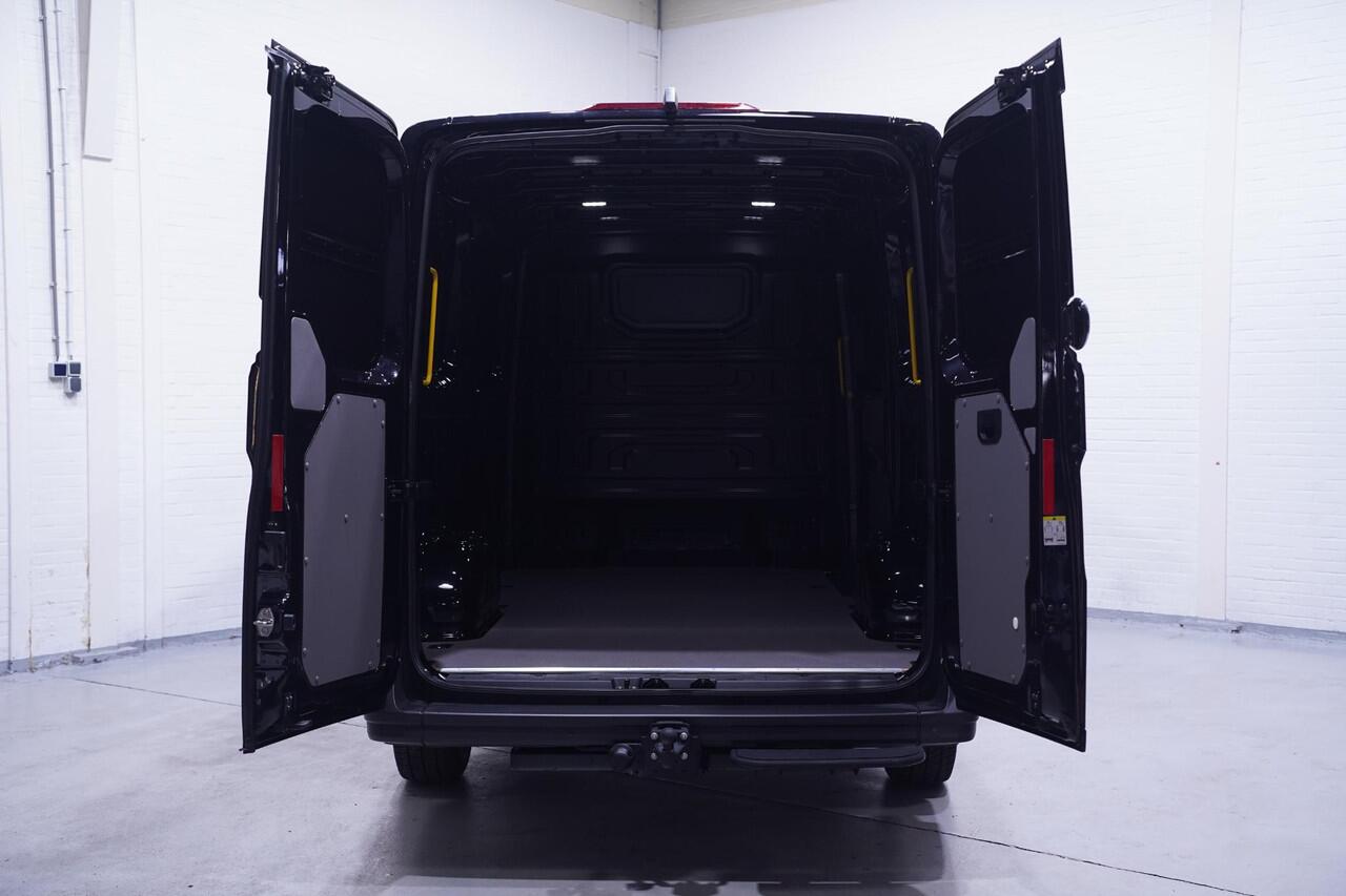 Volkswagen CRAFTER 2.0 TDI 140 pk DSG Aut. L3H2 nwe Model, Navi LED Koplampen, 270 Graden Deuren, PDC V+A, BPM vrij, 3-Zits