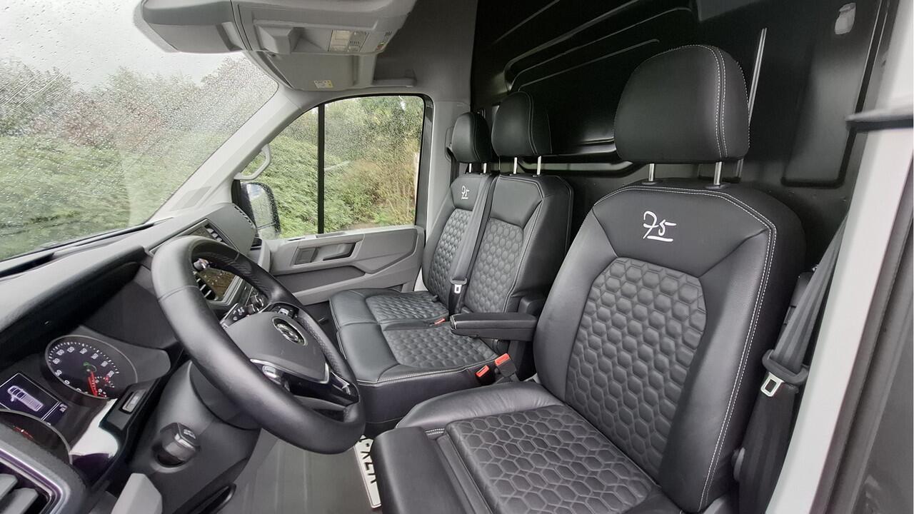 Volkswagen CRAFTER 35 2.0 TDI L3H3 75 Edition 177 pk - Trekhaak / Camera / Leder / LED