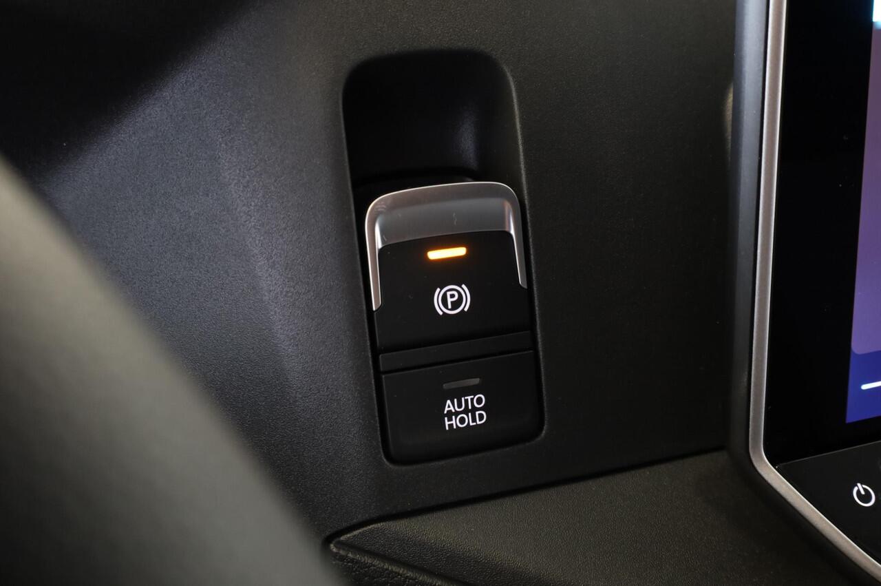 Volkswagen CRAFTER Trendline L3H3 140pk GVW 3.5T BPM vrij | Achteruitrijcamera | Keyless Start | Digital Cockpit | Trekhaak | Cruise Control | In hoogte verstelbare bestuurdersstoel | Verkeersbord detectie | Climatic | Multifunctioneel lederen stuurwiel | Zijschuifdeur rech