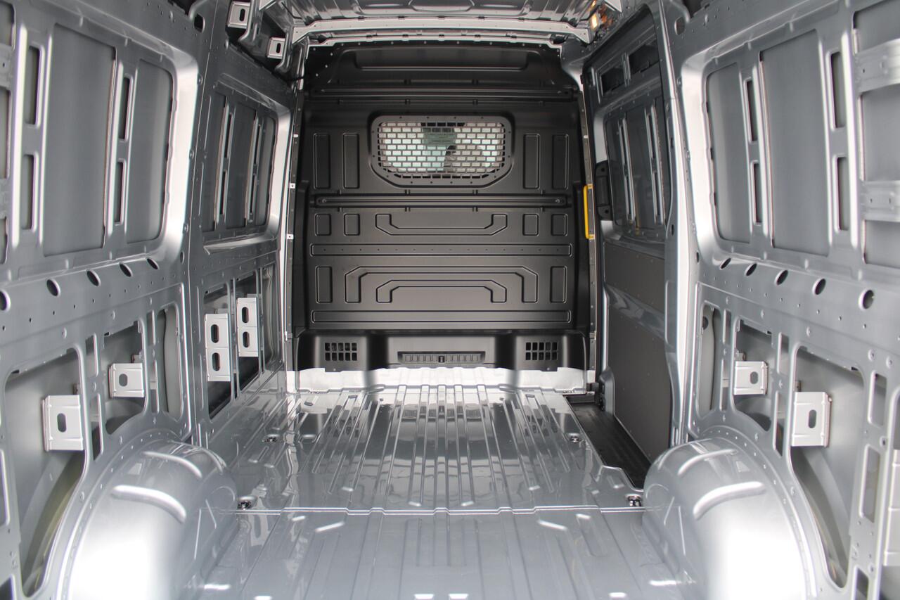 Volkswagen CRAFTER 35 2.0 TDI L3H3 177pk - LED koplampen - Navigatie - Geveerde stoel - Cruise - Camera - DAB - Parkeersensoren - Rijklaar