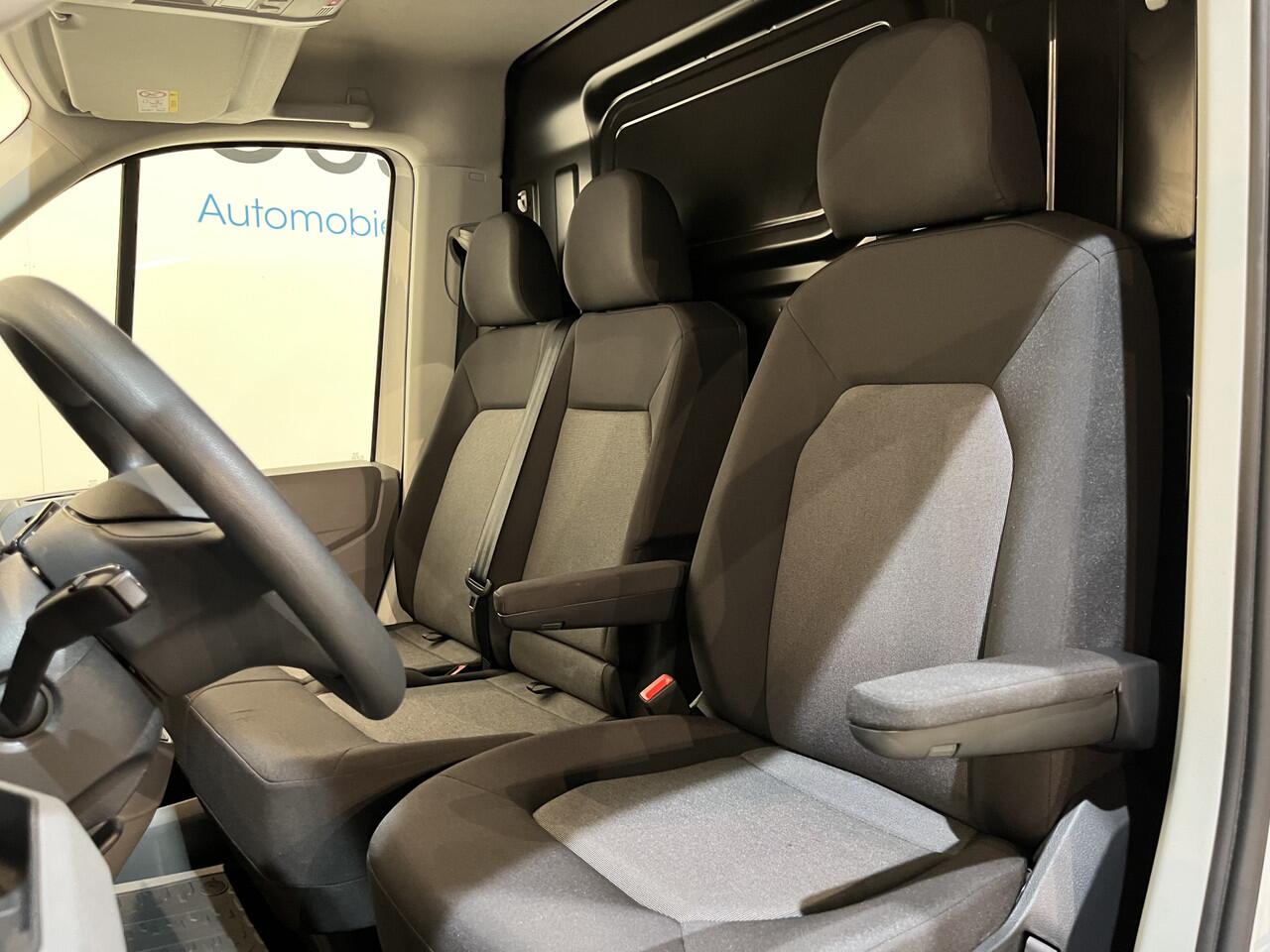 Volkswagen CRAFTER 2.0 TDI L3H2 140 PK DSG Automaat / Euro 6 / Airco / Cruise Control / Camera / CarPlay / 3-Zits / 18.500 KM !!