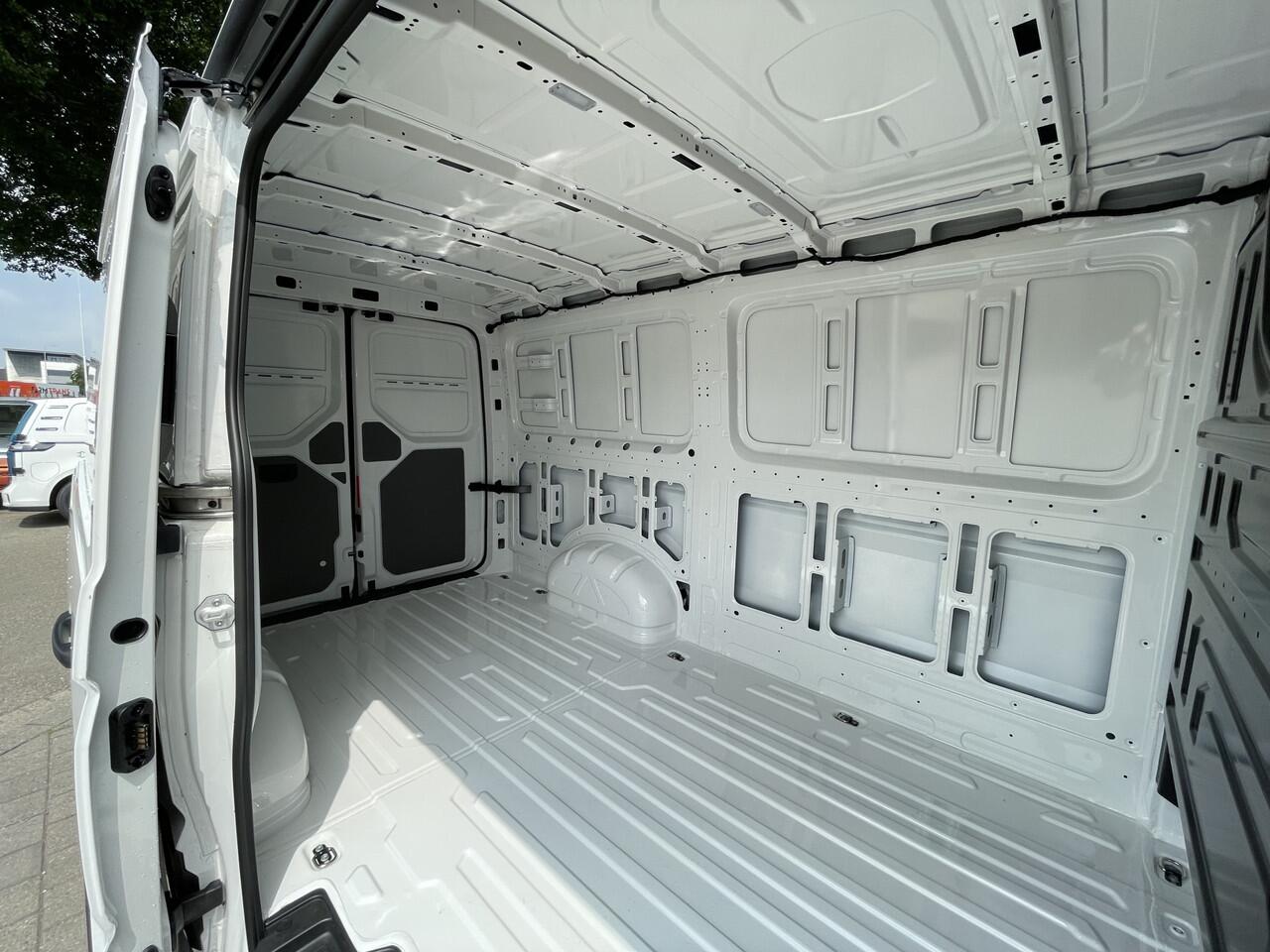 Volkswagen CRAFTER 30 2.0 TDI L3H2 Highline 140pk Automaat | Trekhaak | App connect