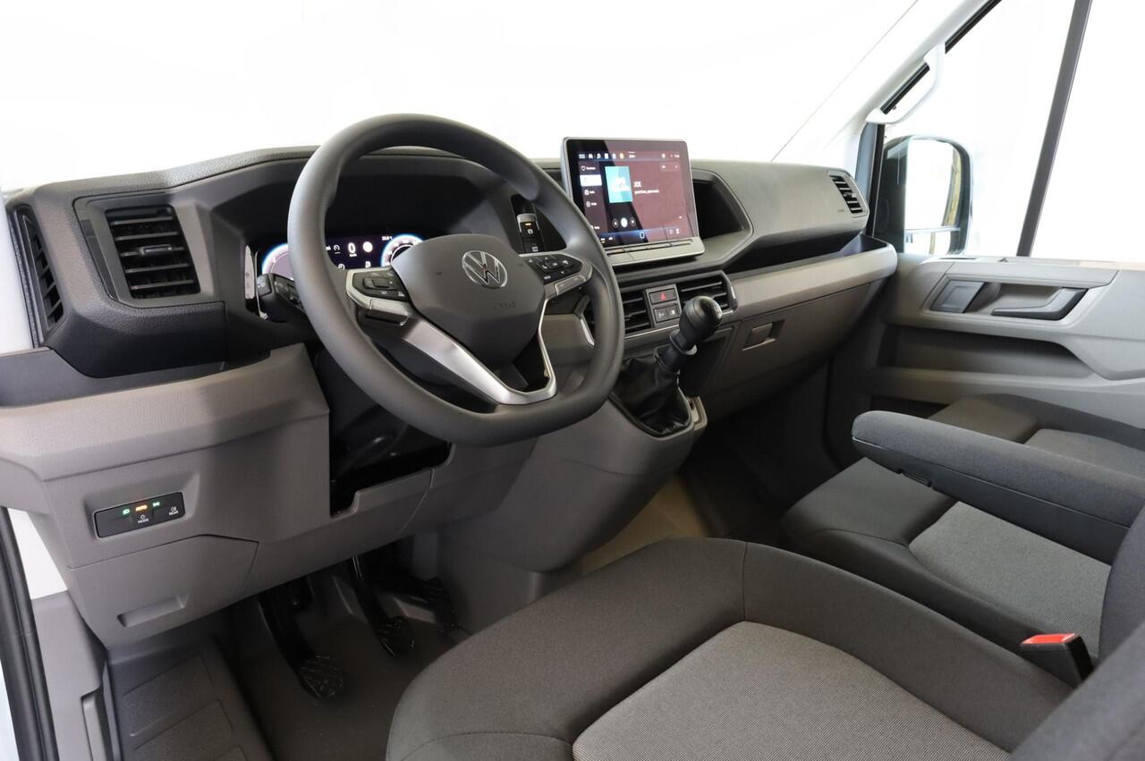 Volkswagen CRAFTER Trendline L3H3 140pk GVW 3.5T BPM vrij | Achteruitrijcamera | Keyless Start | Digital Cockpit | Trekhaak | Cruise Control | In hoogte verstelbare bestuurdersstoel | Verkeersbord detectie | Climatic | Multifunctioneel lederen stuurwiel | Zijschuifdeur rech