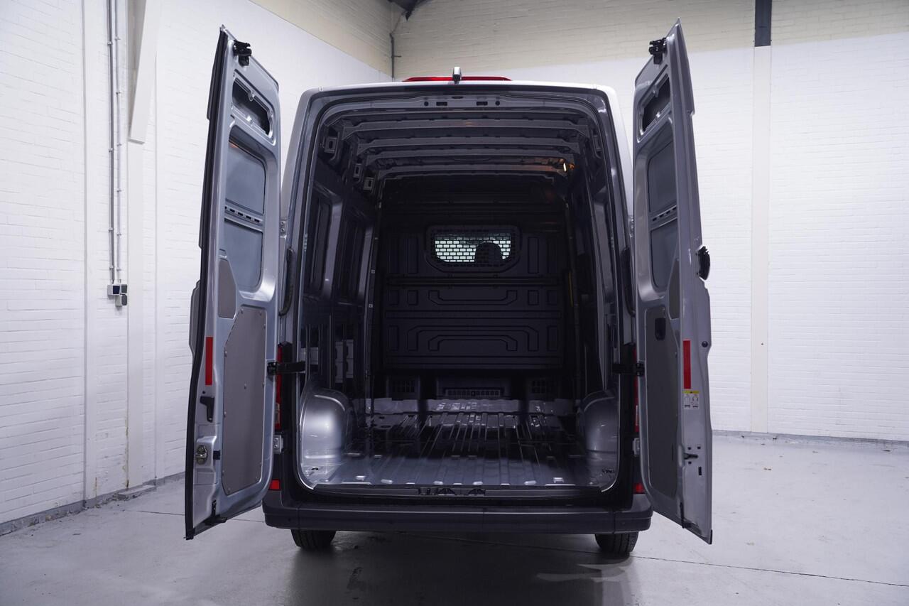 Volkswagen CRAFTER 2.0 TDI 177 pk DSG Aut. Nieuw BPM vrij, Navi LED Koplampen, PDC V+A, DAB+, Apple Carplay, 3-Zits