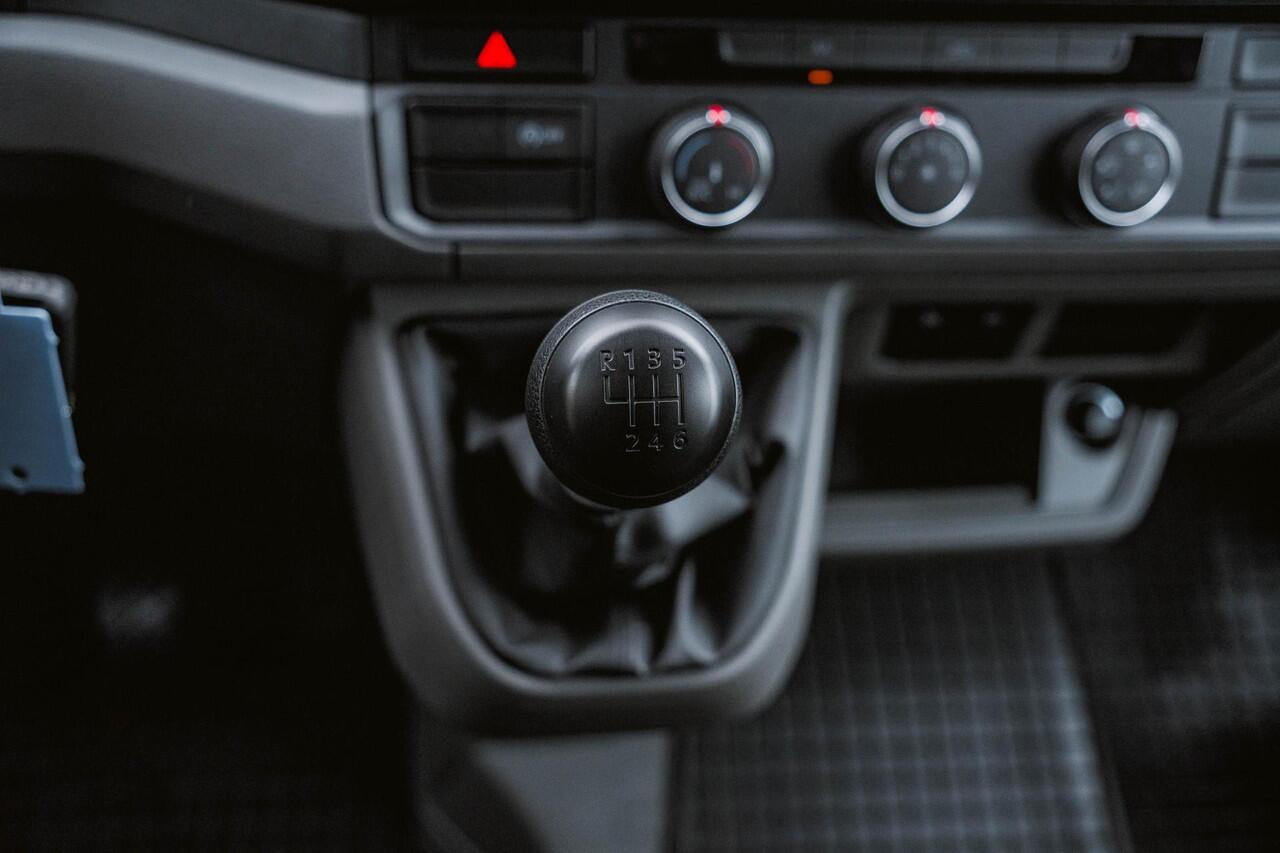 Volkswagen CRAFTER 35 2.0 TDI 177PK L4 Open laadbak Airco | Cruise control | 3-zits | LxBxH 430x203x40 cm |