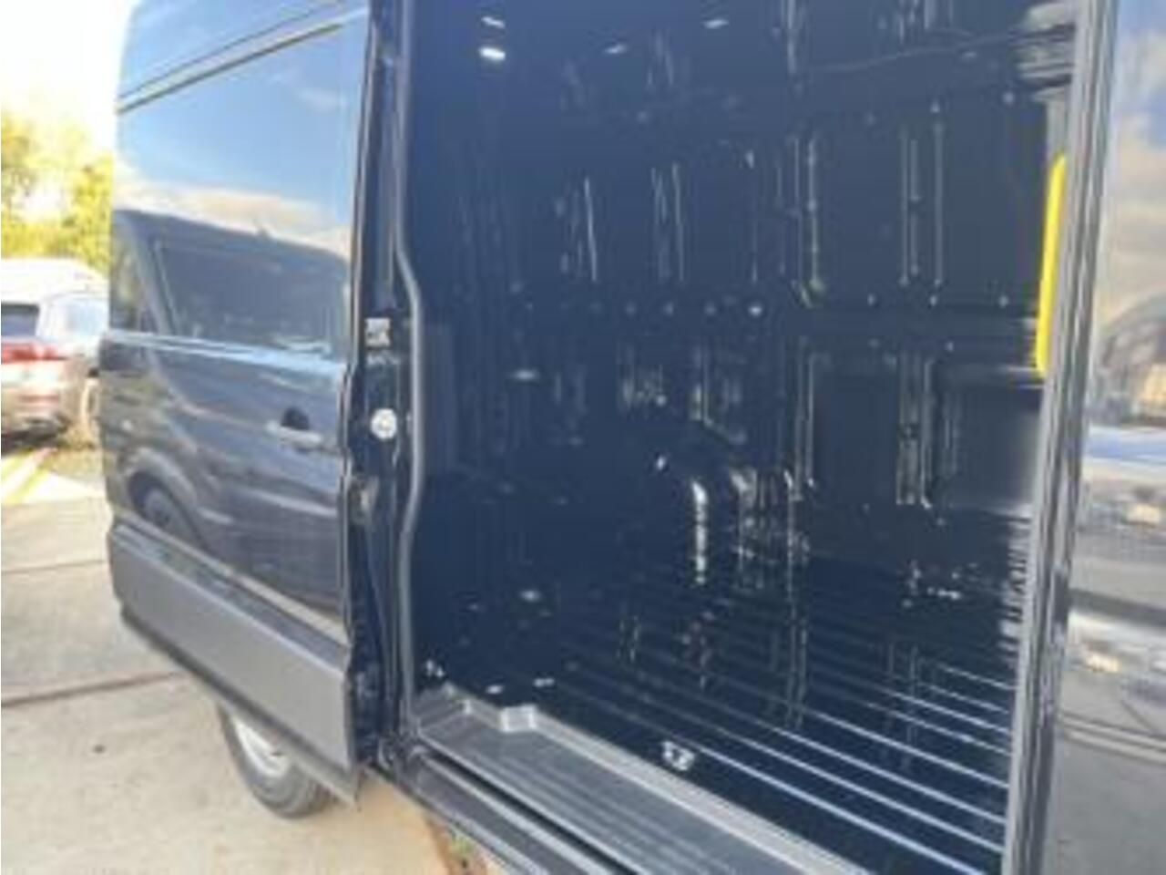 Volkswagen CRAFTER Bedrijfswagens Exclusive L3H3 2.0 TDI 130 kW 177 pk 8 versn. auto | BPM vrij | Diefstalalarm | Volwaardig reservewiel (inclusief boordgereedschap en krik) | Middelhoog dak (h3) |