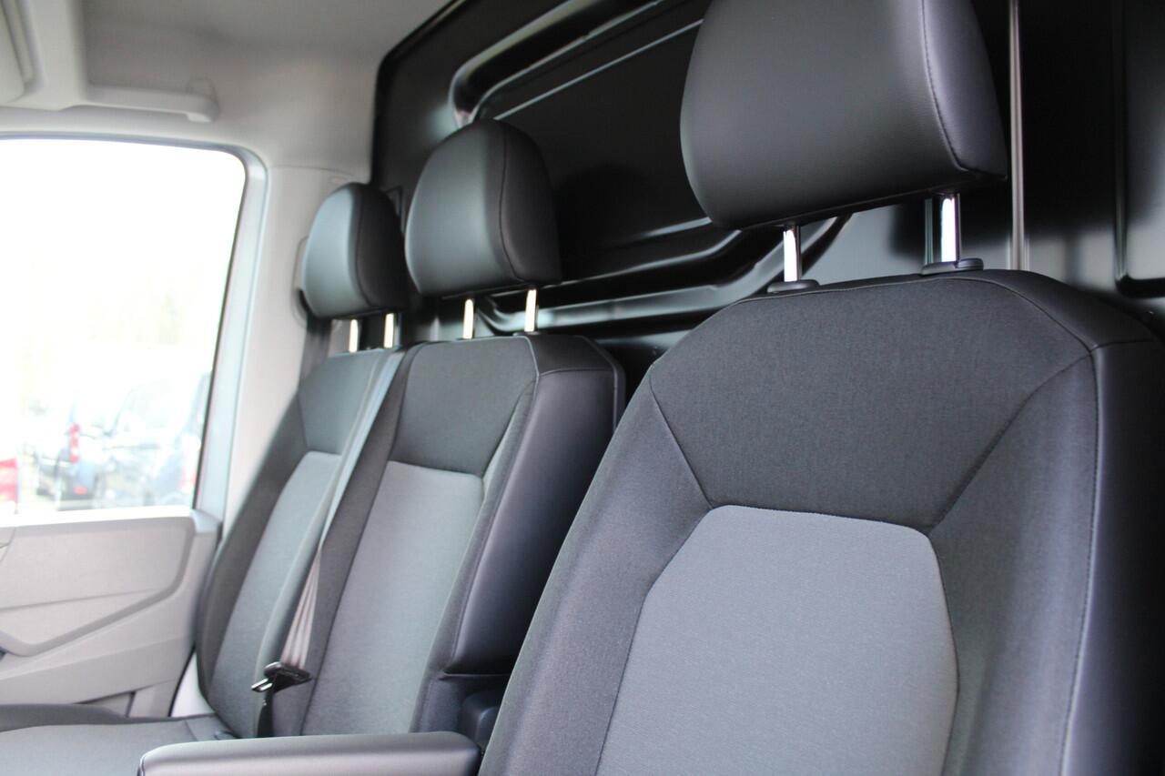 Volkswagen CRAFTER 35 2.0 TDI L3H2 177pk - Facelift - Navigatie - LED - Geveerde stoel - Virtual cockpit - Camera - Verwarmd stuur - Stoelverwarming - Rijklaar