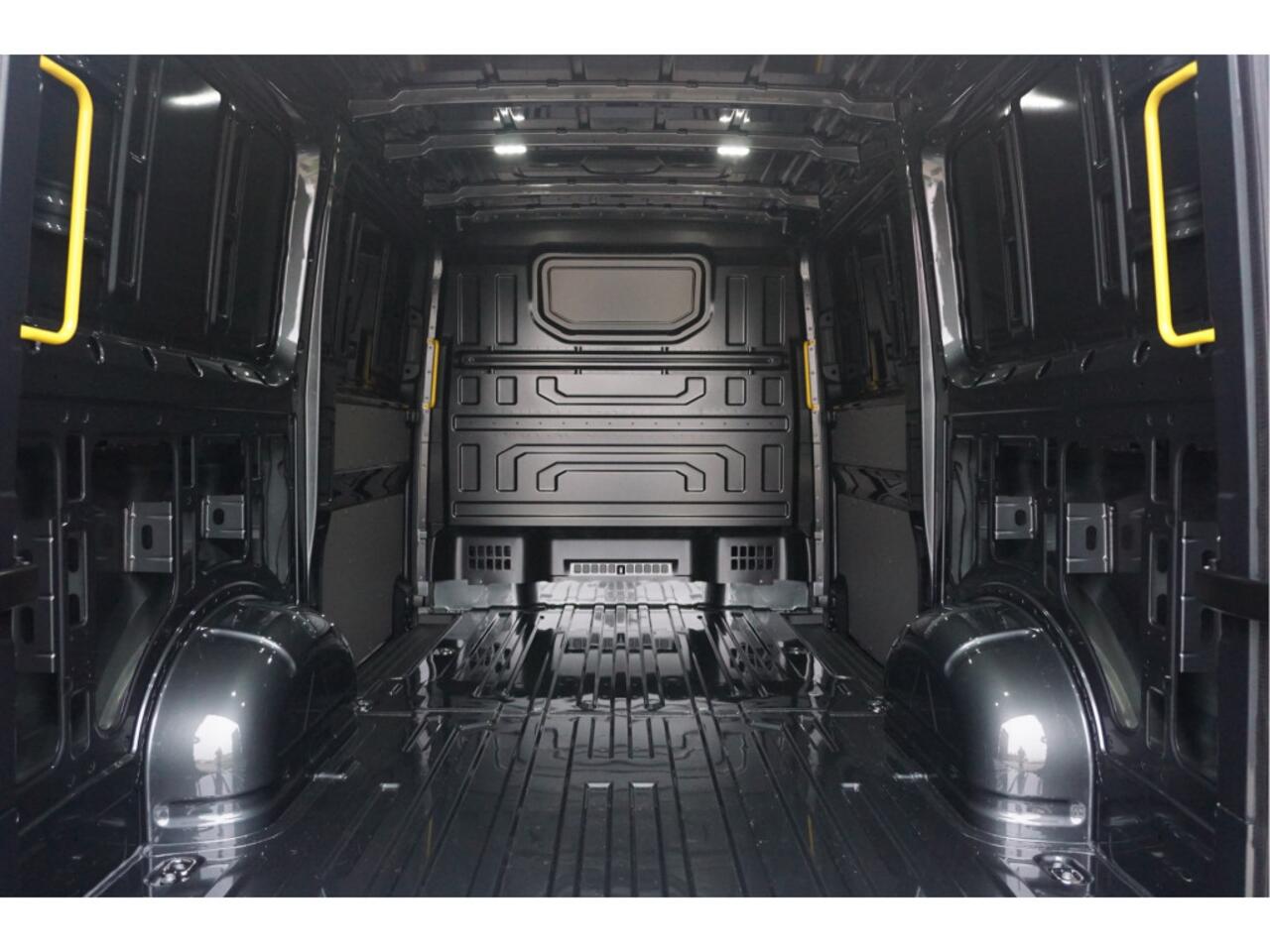 Volkswagen CRAFTER 35 177PK L3H2 AUT Facelift BPM VRIJ!! 13" Navi, Cam, Gev. Stoel, Alarm, LED!! NR. 315