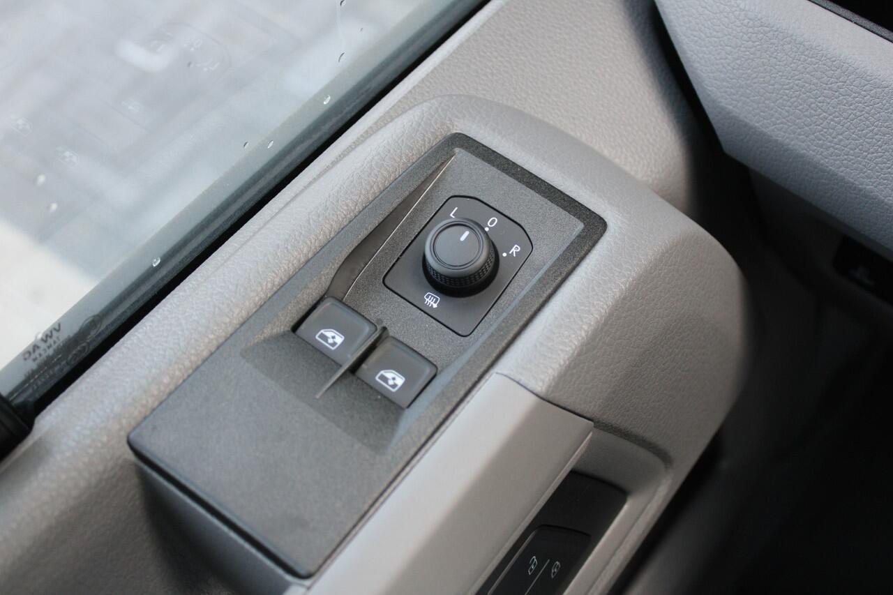 Volkswagen CRAFTER 35 2.0 TDI L3H3 177pk - Facelift - Navigatie - LED - Geveerde stoel - Virtual cockpit - Camera - Trekhaak - Stoelverwarming - Rijklaar